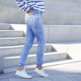 Stylizacje z jeansami mom fit –  jak nosić jeden z najbardziej kobiecych fasonów wśród jeansów? - zdjęcie produktu