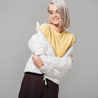 Stylizacje z kurtką pikowaną na wiosnę i lato 2021. Jak nosić najmodniejszy fason kurtki? - zdjęcie produktu