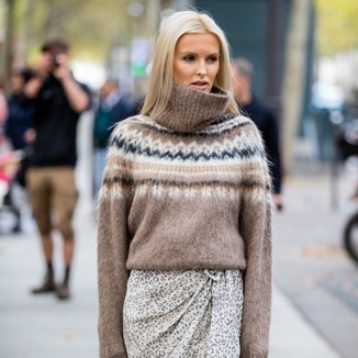 Stylizacje z norweskim swetrem idealne na zimę 2022/2023. Zobacz, jak nosić modowy przebój, który wraca co roku 