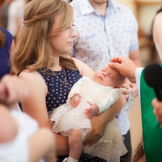 Sukienka na chrzest dla mamy dziecka – te kreacje na chrzciny będą stylowe i odpowiednie do okazji