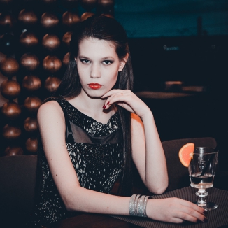 Sukienka na studniówkę: ponadczasowa czerń