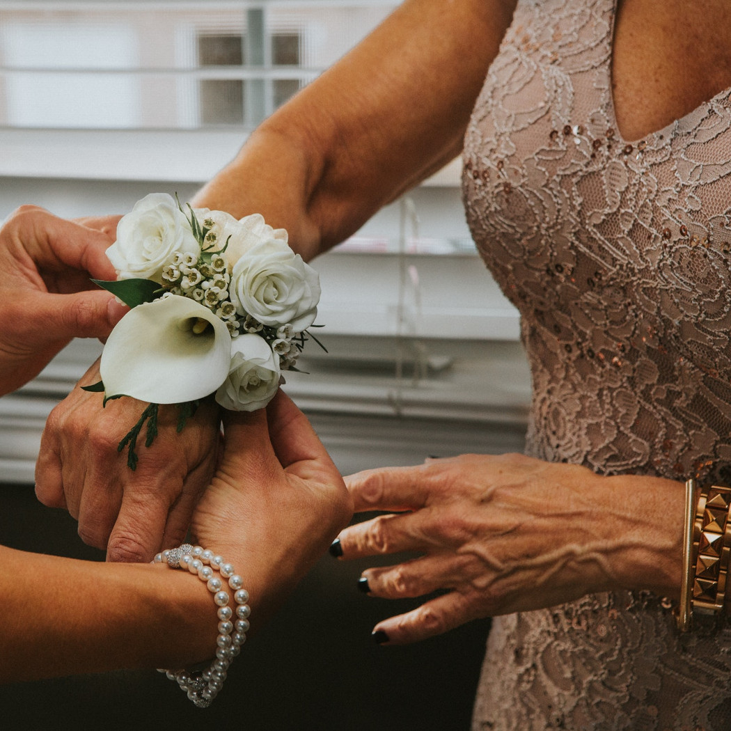 Sukienka na wesele dla mamy pary młodej – sprawdź najmodniejsze propozycje na sezon 2023