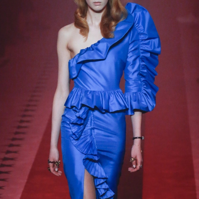 Sukienka w stylu lat 80. - jak ją nosić?