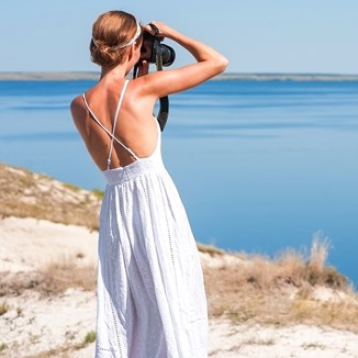 Sukienka z odkrytymi plecami na lato 2020 - modny fason z dekoltem na plecach - zdjęcie produktu