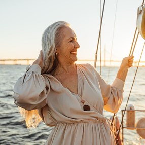 Sukienki maskujące brzuch i boczki na lato 2024. Takie wybrałam dla 60-letniej mamy