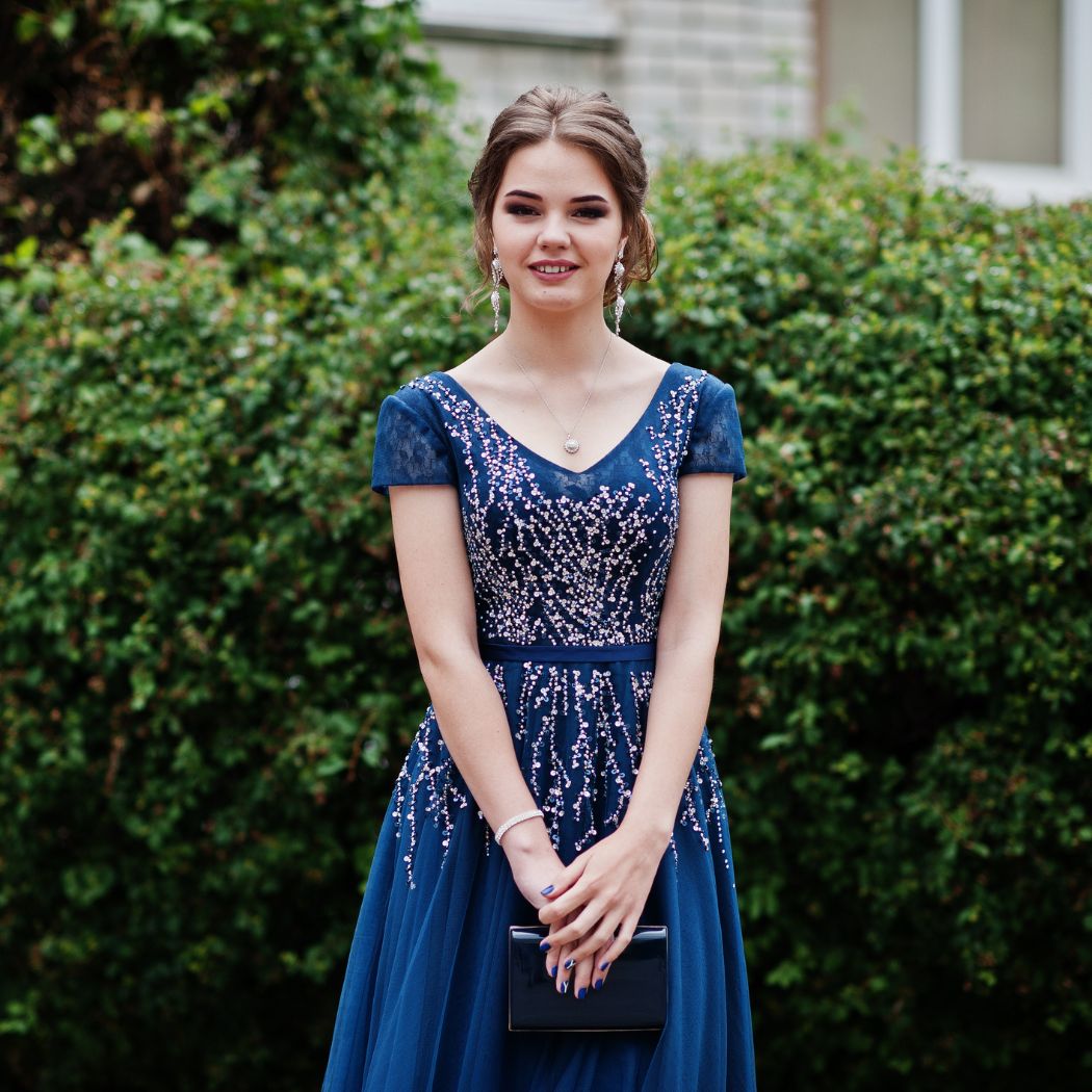 Sukienki na bal ósmoklasisty 2024. Jak ubrać się na zakończenie podstawówki? [PORADY STYLISTKI]  