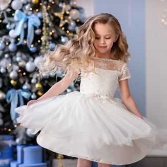 Sukienki świąteczne dla dziewczynek 2022 – zobacz przegląd najpiękniejszych kreacji dla małych gwiazd stylu 