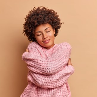 Swetry damskie w tych kolorach królują w trendach. Sprawdź, na jakie odcienie postawić! - zdjęcie produktu