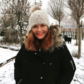 Tak szalała na stoku 64-letnia Dowbor. Uwagę przykuła jej nietypowa stylówka. Jak się okazuje, jest idealna do zimowych aktywności