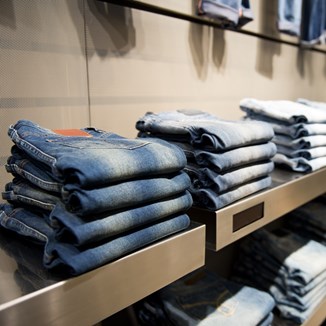 Te modne jeansy męskie 2024 to dobra baza codziennych stylizacji. 6 modeli, które będą królować w tym sezonie  - zdjęcie produktu