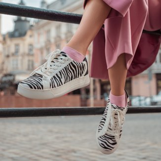 To najmodniejsze buty sportowe damskie na lato 2024: od lekkich tenisówek po pastelowe adidasy  - zdjęcie produktu