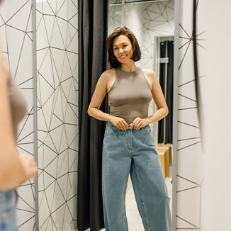 To te modne jeansy damskie podbijają trendy 2024. Będziesz zaskoczona, jakie fasony się teraz nosi  - zdjęcie produktu