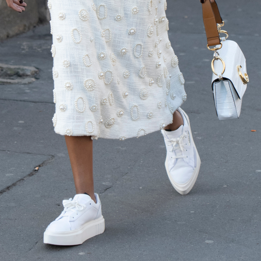 Trampki do sukienki? Oto stylizacje, które udowadniają, że tenisówki to idealne buty do sukienek!
