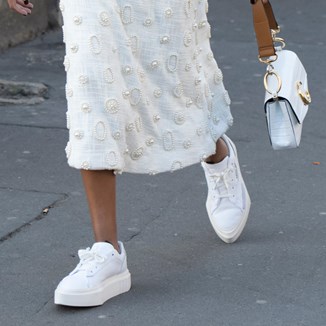 Trampki do sukienki? Oto stylizacje, które udowadniają, że tenisówki to idealne buty do sukienek!