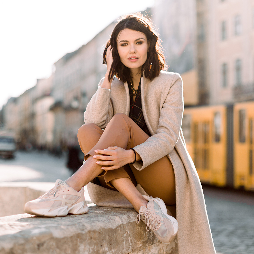 Trendy w modzie 2021 - co będzie najmodniejsze w 2021? Poznaj największe hity [RAPORT]