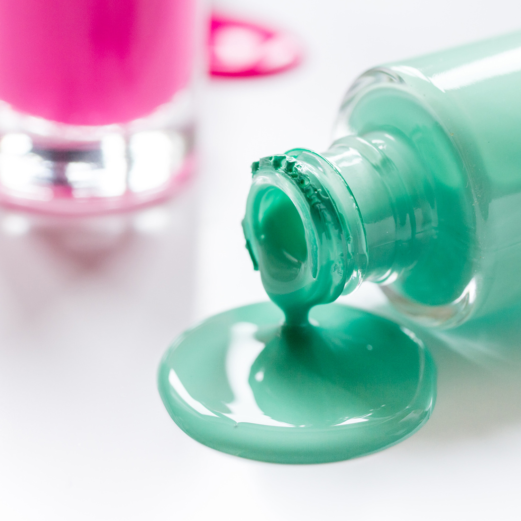 Triki z lakierem do paznokci