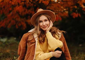 Typ urody jesień – styliści radzą, jakie kolory makijażu i ubrań podkreślą wdzięki pani jesień