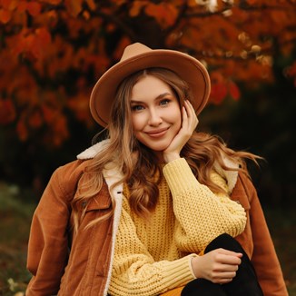 Typ urody jesień – styliści radzą, jakie kolory makijażu i ubrań podkreślą wdzięki pani jesień - zdjęcie produktu