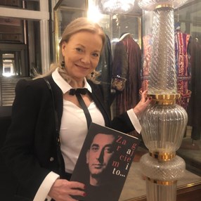 Wielki powrót tego materiału. Laura Łącz pokazuje, jak go nosić z klasą po 60.