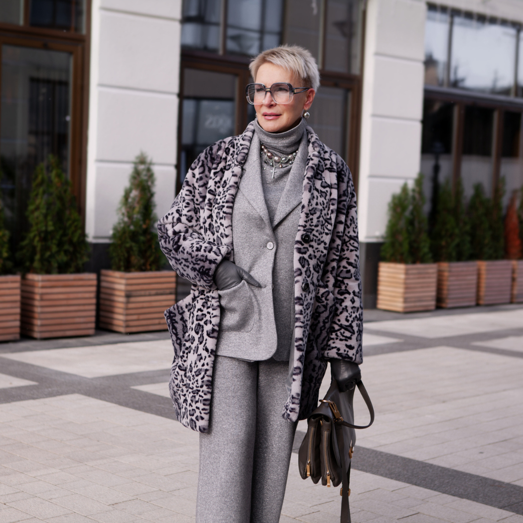 Wiosną 2024 zastąpią sukienki. Znalazłyśmy wygodne i modne garnitury damskie dla 50-latek [PRZEGLĄD] 