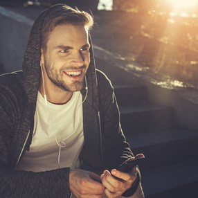 Wygodne dresy męskie w stylizacjach na jesień i zimę 2021/2022 - jak nosić modne sportowe komplety?