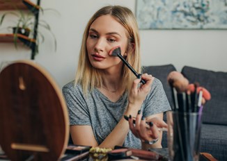 Wyparł styl „‬clean girl”. Makijaż na „‬mob wife” podbija internetowe trendy. Będzie hitem w 2024 roku 