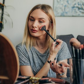 Wyparł styl „clean girl”. Makijaż na „mob wife” podbija internetowe trendy. Będzie hitem w 2024 roku