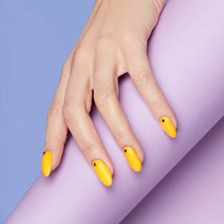 Wzorki na paznokcie na lato 2022 – modne inspiracje i pomysły na manicure [PRZEWODNIK PO TRENDACH]