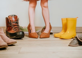 Za duże buty – co zrobić, żeby zmniejszyć obuwie o 1 rozmiar? Sprawdzone sposoby i sprytne patenty