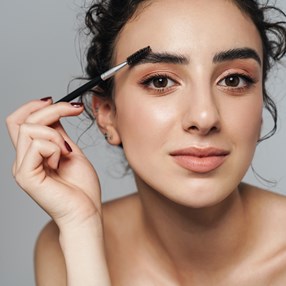 Zagęszczanie brwi to nowa alternatywa dla makijażu permanentnego. Na czym polega i ile kosztuje?