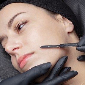 Zamiast po wosk do depilacji, sięgają po skalpel. Efekt? Makijaż wygląda lepiej, a cera jest zdrowsza