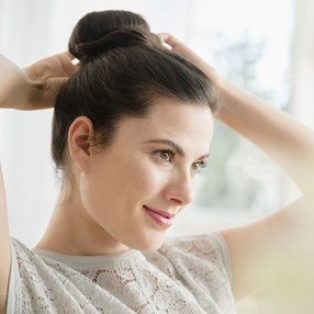 Zapomnij o rozpuszczonych włosach. Te modne upięcia na wiosnę 2024 są o wiele lepszym pomysłem