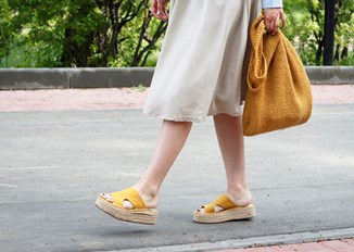 Zapomnij o sandałach. Modne klapki damskie na lato 2024 podbijają trendy. Warto w nie zainwestować 