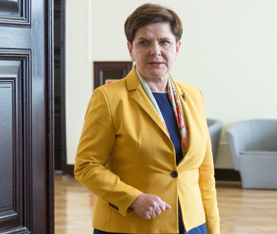 Beata Szydło w żółtej marynarce.