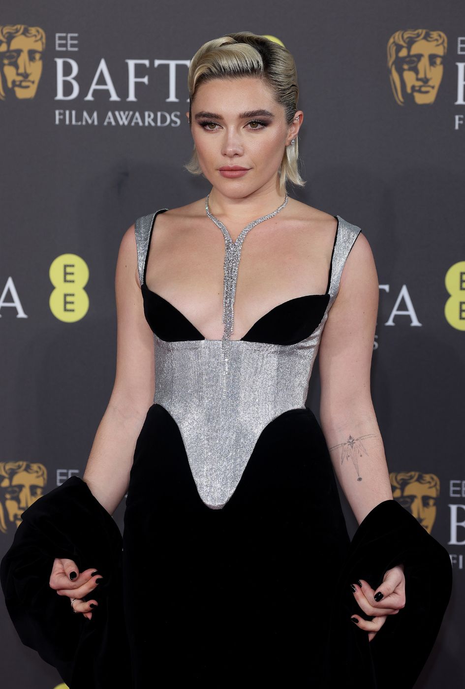 Florence Pugh z czarnymi paznokciami na gali BAFTA.