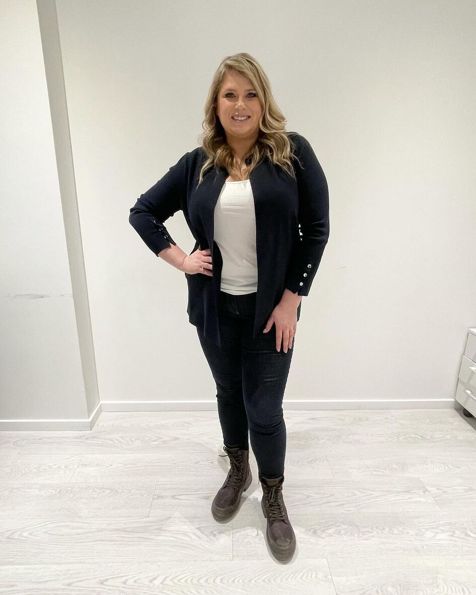 Elżbieta Romanowska stawia na kontrastującą bluzkę