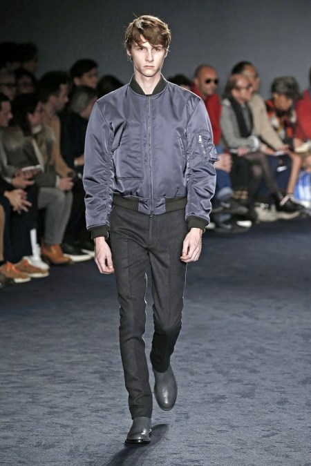 Szara kurtka męska typu bomber z jesienno-zimowej kolekcji Jil Sander.