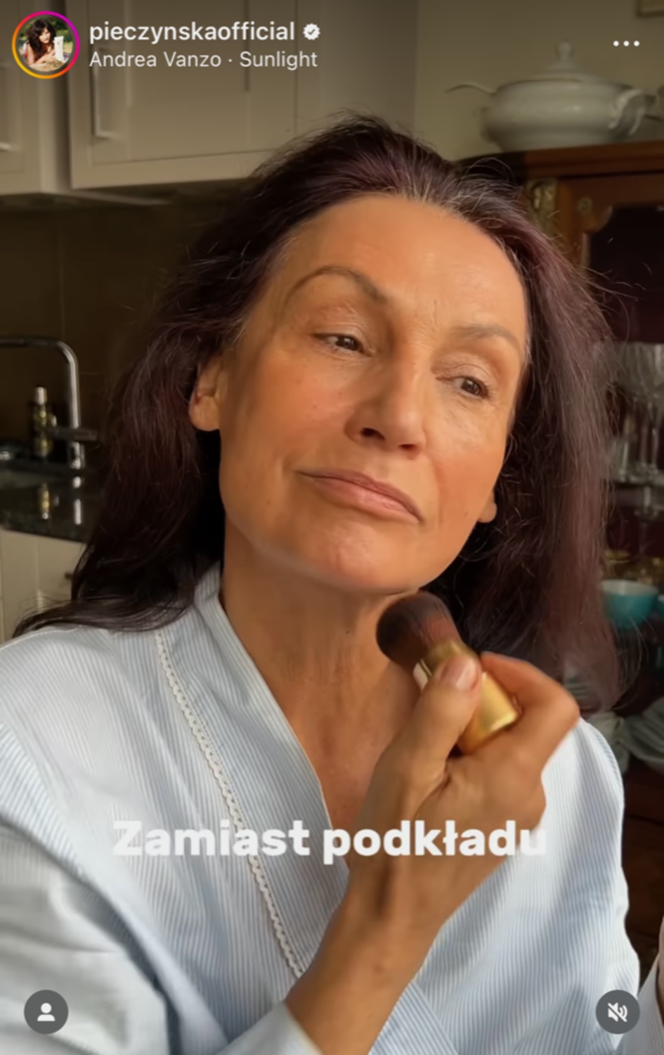 Małgorzata Pieczyńska pokazuje, jak wykorzystuje kosmetyk w praktyce