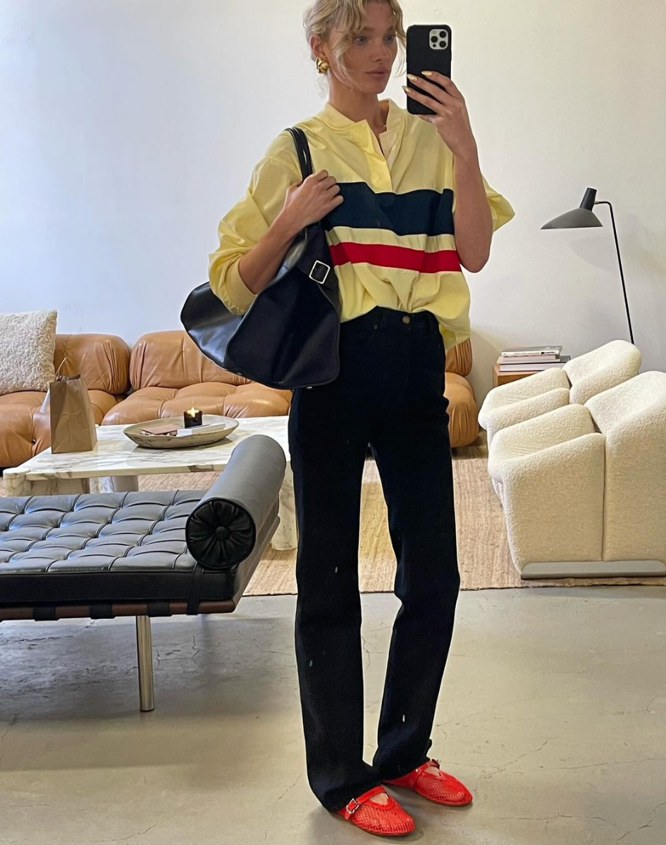 Czerwone baleriny z oczkami nosi Elsa Hosk
