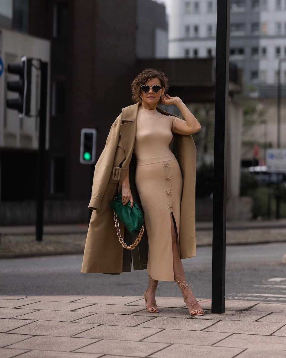 Długa beżowa spódnica dobrze wpisuje się w komunijny dress code