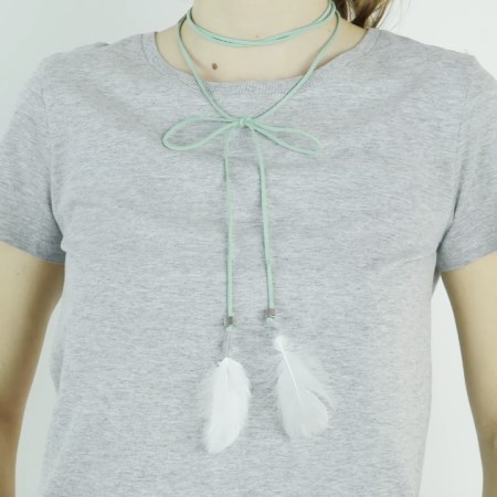 Pastelowy choker z rzemyka i piórkami na końcu.