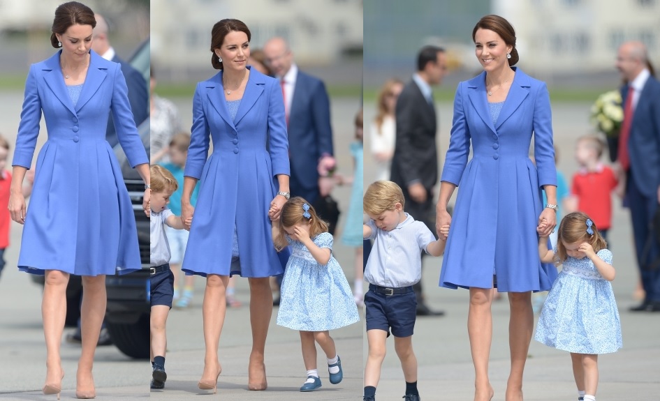 Kate na okęciu w niebieskim stroju