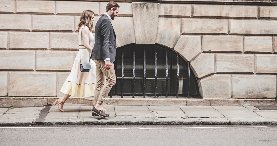 Dziewczyna w jasnej sukienkę idąca z rękę z chłopakiem