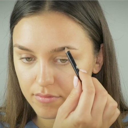 Make up no make up - wyeksponowanie brwi kredką.