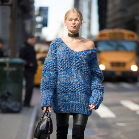 Kobieta w swetrze oversize