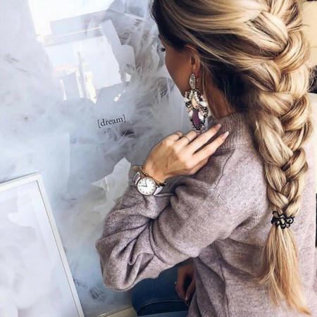 Dziewczyna w blond warkoczu i dużych kolczykach