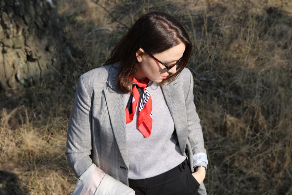 Dziewczyna w marynarce i okularach przeciwsłonecznych