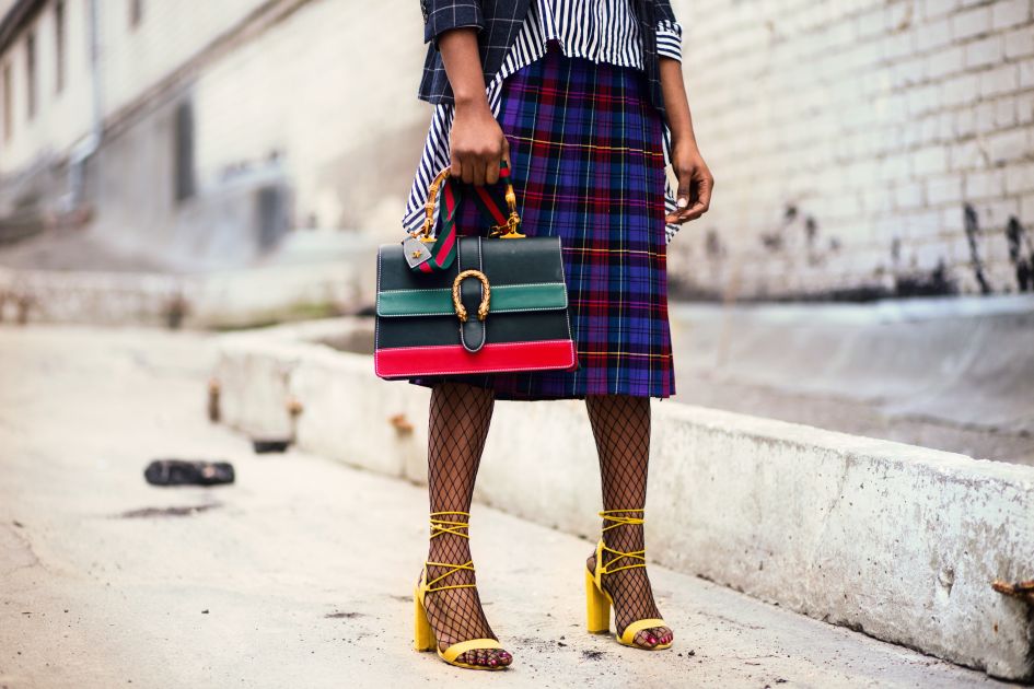 Fashion, szpilki, kabaretki, kolorowa torebka