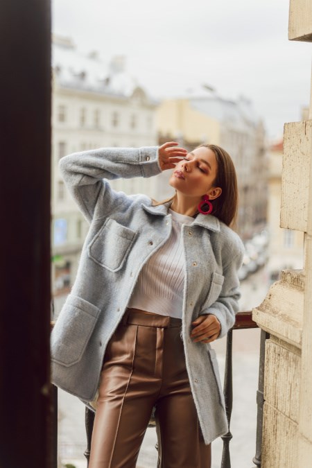 Stylizacja z szarą koszulową kurtką na jesień 2021