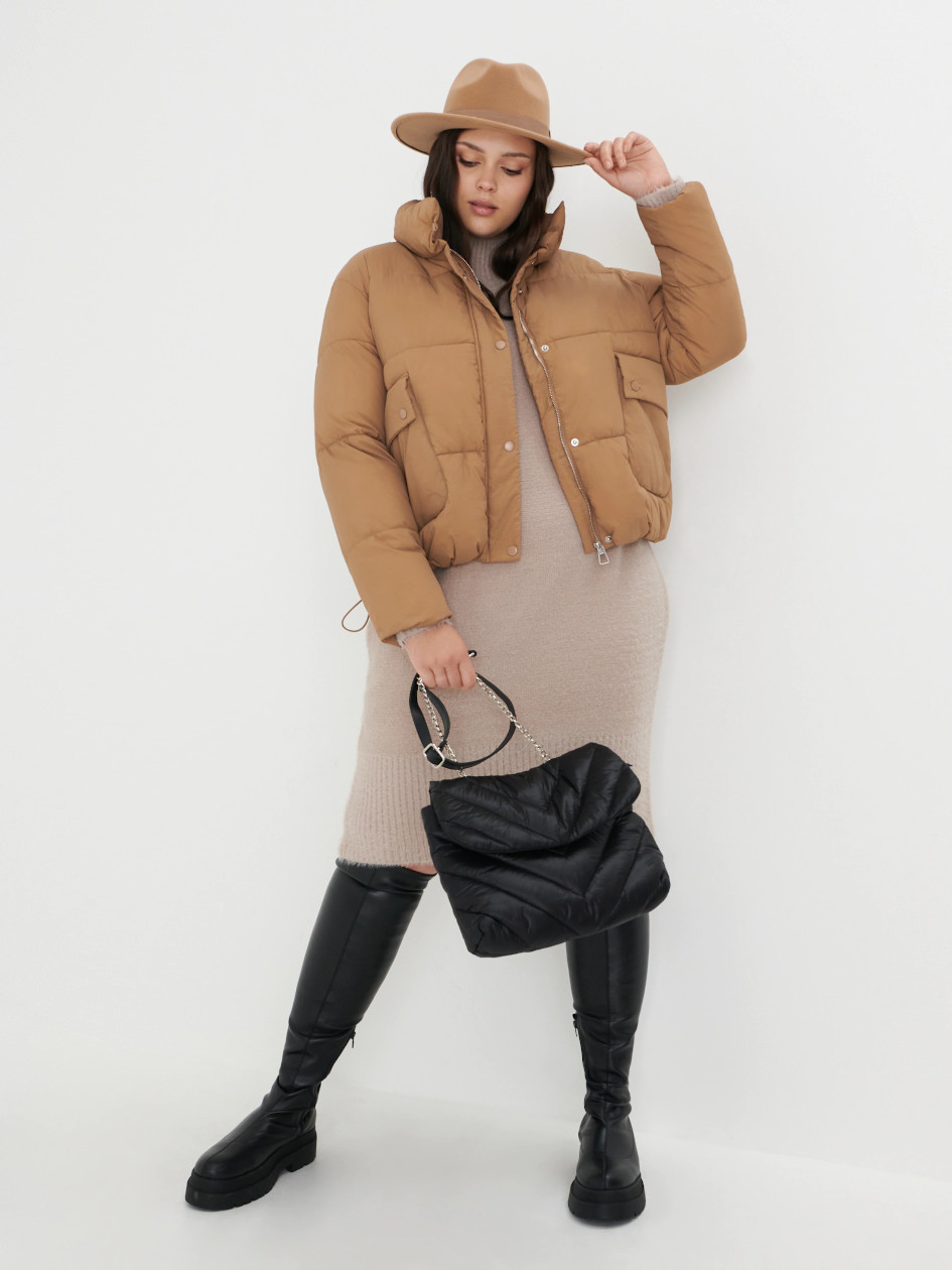 Beżowa stylizacja plus size na zimę 2021/2022 z dzianinową sukienką